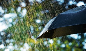 Пролетни капризи: Облаци, дъжд и гръмотевици в понеделник 🌧️