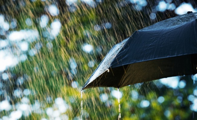 Пролетни капризи: Облаци, дъжд и гръмотевици в понеделник 🌧️