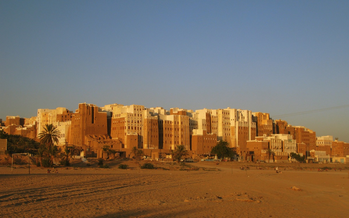 Група небостъргачи, направени от кал, се извисяват в пустинята, като демонстрация на способността на човечеството да се адаптира и към най-неблагоприятната околна среда.
