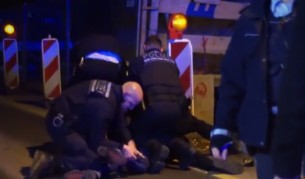 Вижте, германски полицаи пребиват човек за цигара