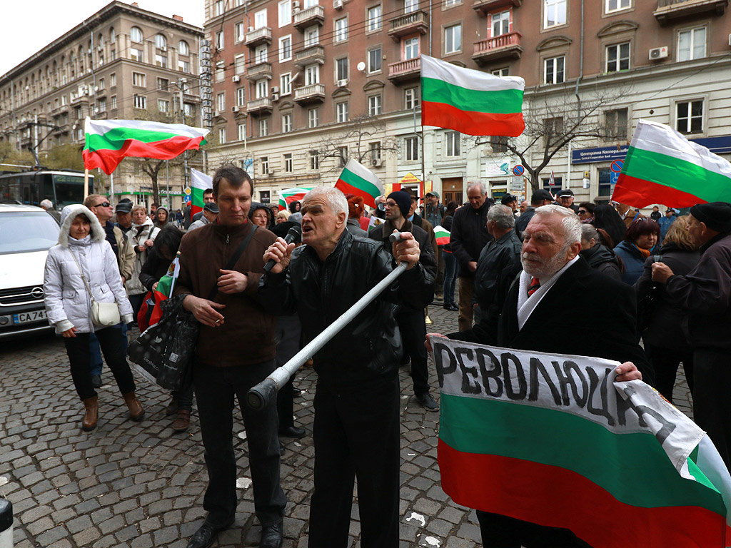 Протест пред КЕВР срещу увеличението на цените