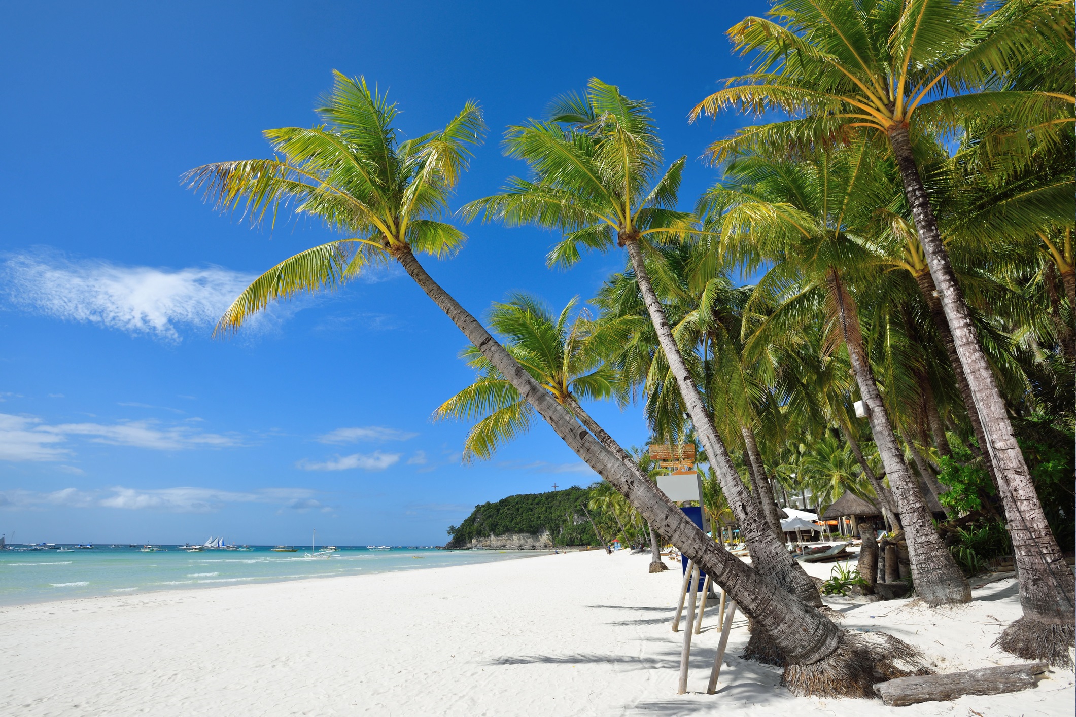 Белият плаж (остров Боракай) – спокойни топли води, бял пясък, идеалното място за почивка. Определян е като най-красивия плаж в Азия.
