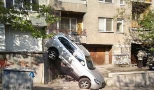 Джип полетя и падна в съседите (СНИМКИ)