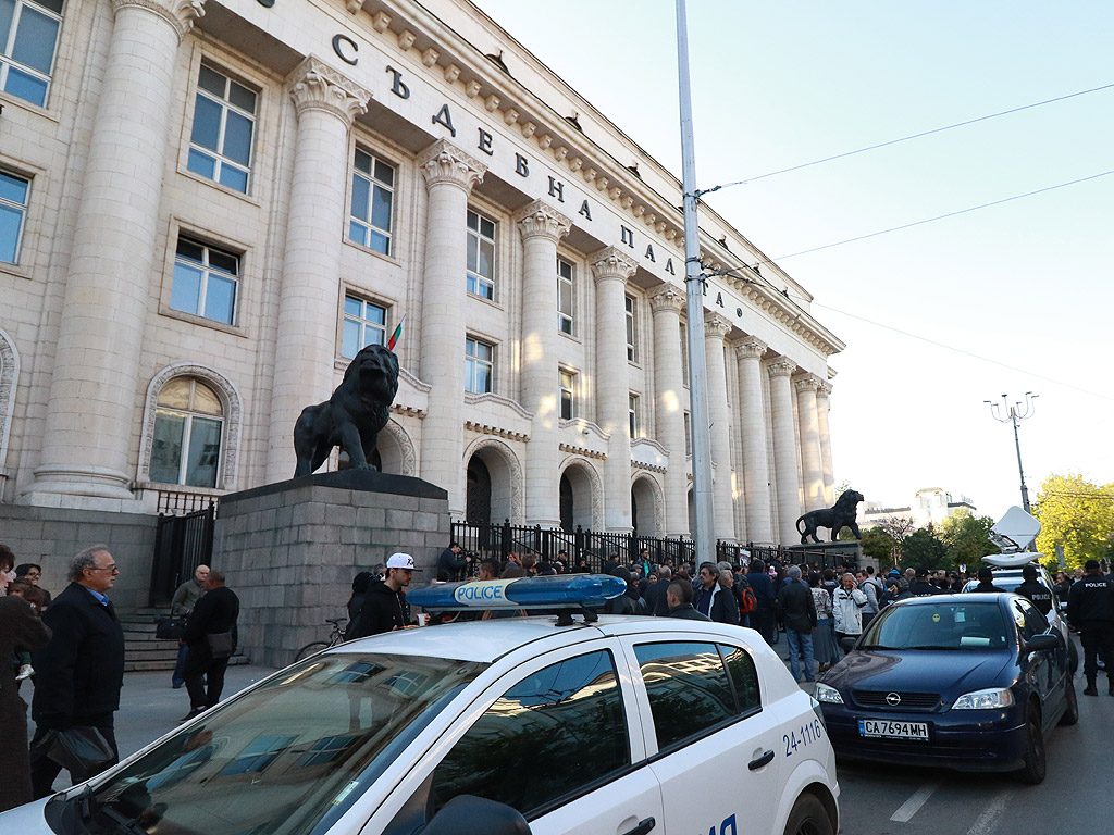 Пред Съдебната палата в София едни искаха оставката на главния прокурор, а други по-ниски цени на природния газ и битовите услуги