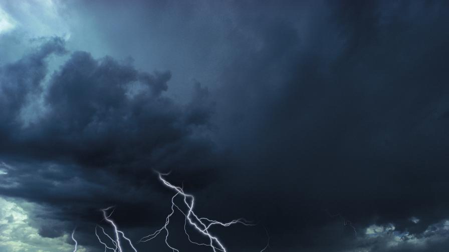 <p>Страшна буря съсипа стотици хиляди декари край Нова Загора</p>