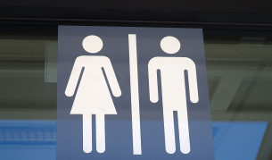 Учени: Ето защо дамите се бавят повече в публичните тоалетни