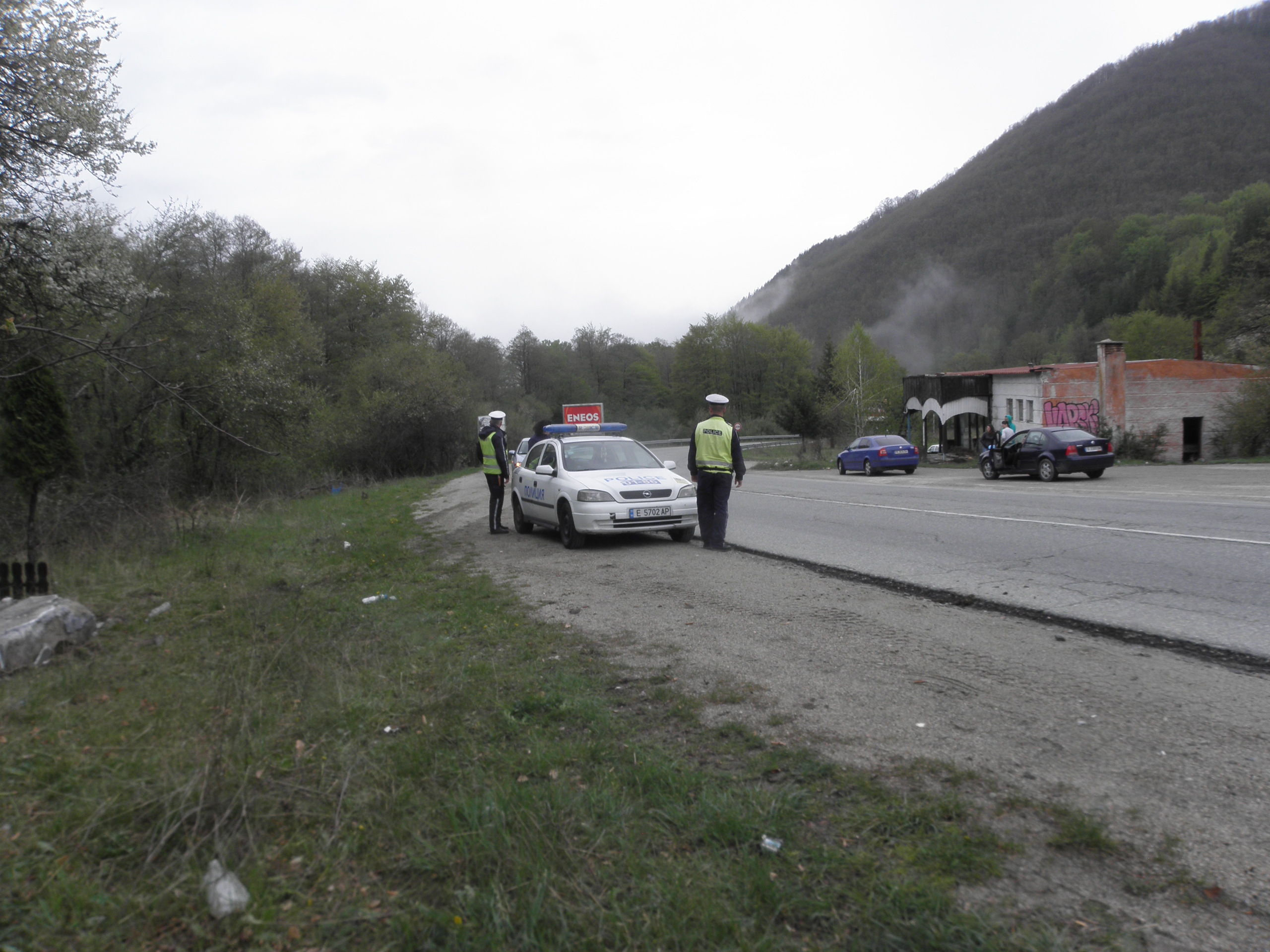 Лекият автомобил изровил от земята камък с размери метър на метър, направил лупинг и паднал отново на гумите си, като пречупил дърво.