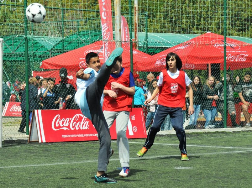 Ученици от Бургас и Стара Загора демонстрираха страхотни футболни умения1