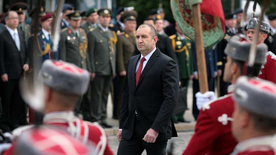 Президентът и върховен главнокомандващ на българската армия Румен Радев