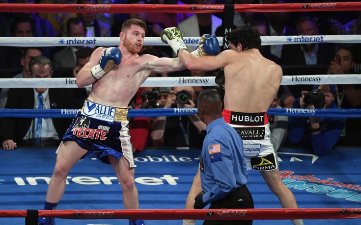 Алварес загря за мача с Головкин с лесна победа над Чавес