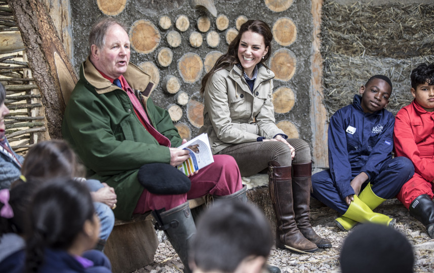 Кейт Мидълтън нахрани агънце - снимка 19