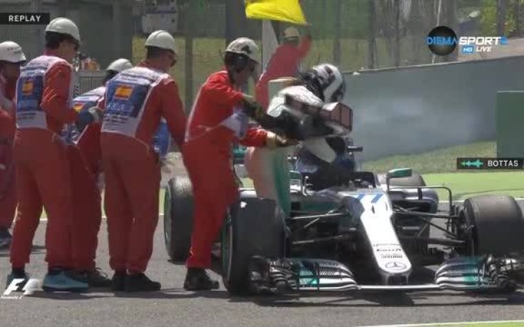 Подобно на Ферари и един от Мерцедесите е аут в Испания