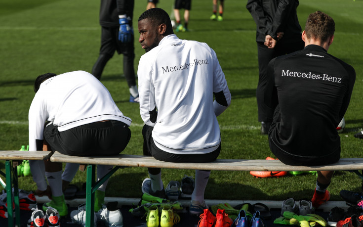 Челси прати хора в Рим за Рюдигер и Наинголан