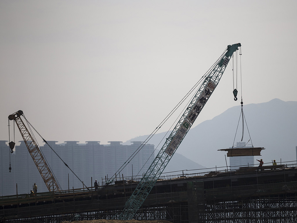 Строителството официално започна на 15 декември 2009 г. Последната мостова кула е построена на 2 юни 2016 г.