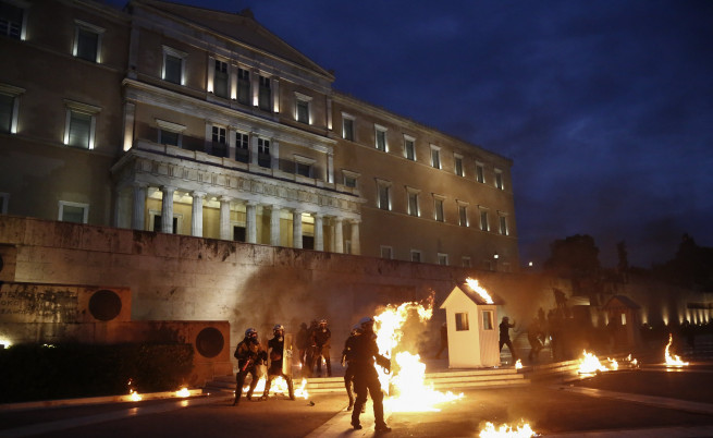 Гърците отново щурмуваха парламента