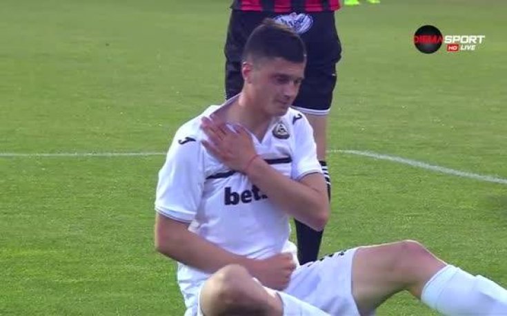 Поредната тежка травма за стълб в защитата на Славия