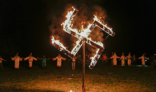 Горящ пречупен кръст по време на ритуал на Ку Клукс Клан и американски нацисти през 2016г.