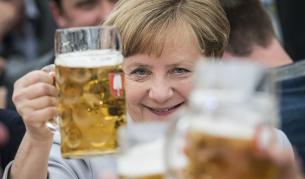 Ангела Меркел с бира