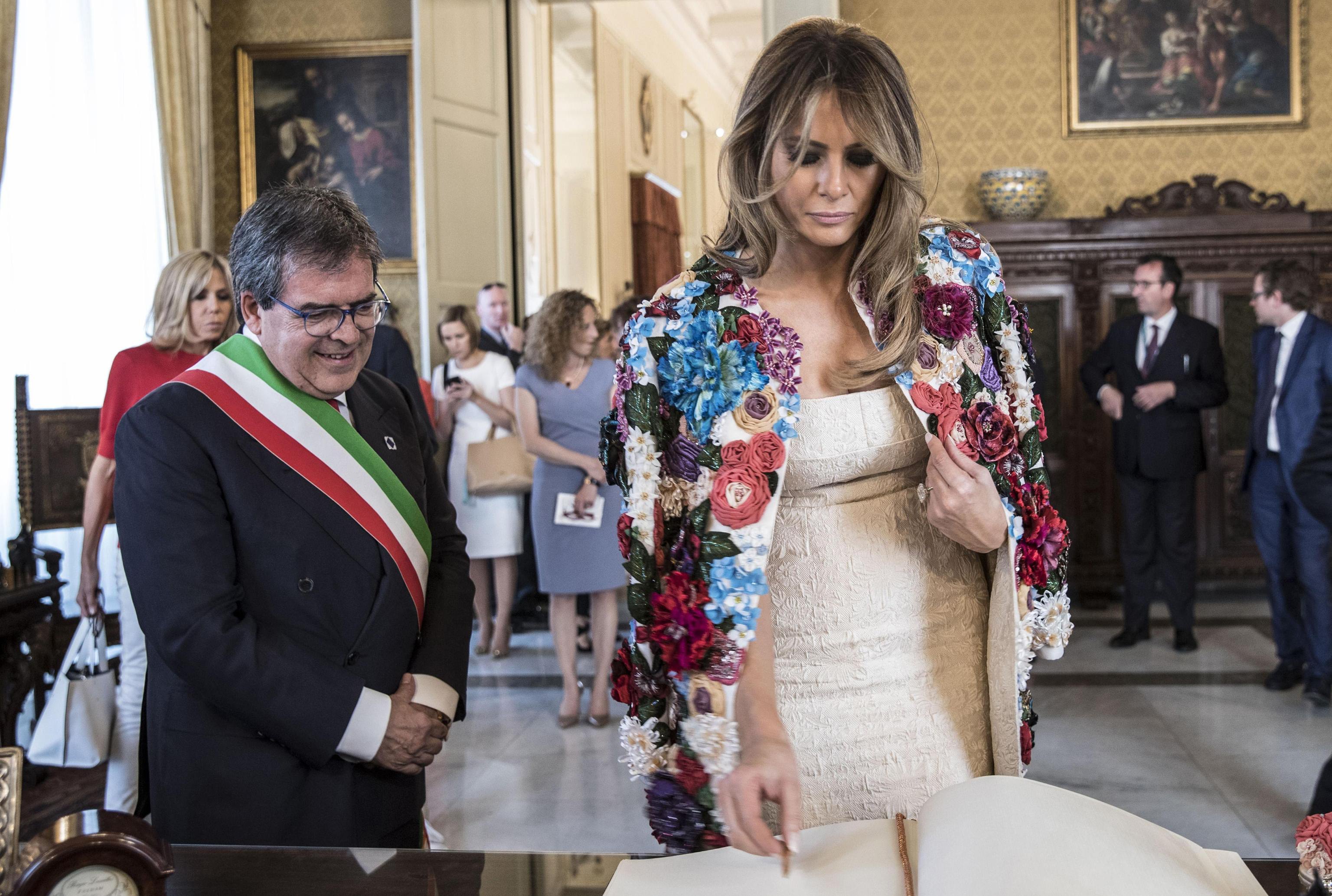 Мелания Тръмп в Сицилия със сако на Долче и Габана за 50 хил. долара