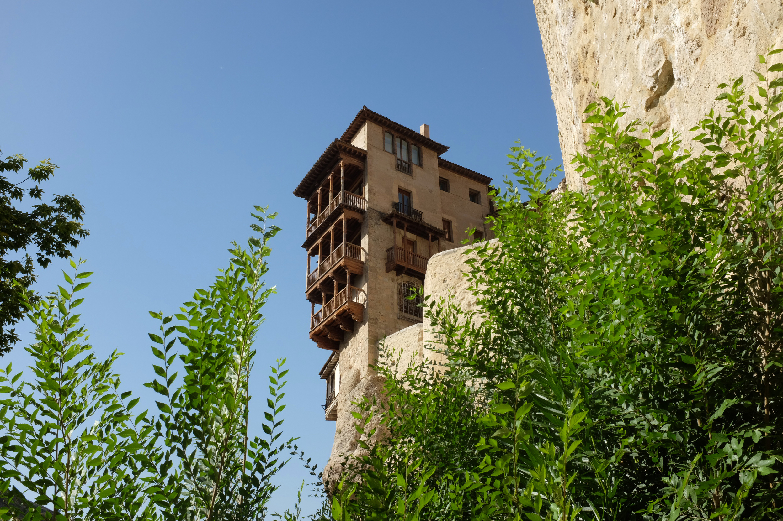 Построени през Средновековието, „небостъргачите” на град Куенка, Испания, се издигат на ръба на стръмни скали, предлагайки на обитателите си изключителна гледка към околността