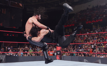 Роман Рейнс и Сет Ролинс подновиха съперничеството си