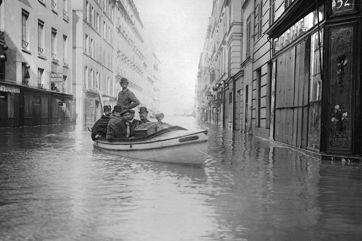 В края на януари 1910 г. след месеци на обилни валежи във Франция, в Париж река Сена пълни канализационните канали, тунелите на метрото, проправя си път до мазетата на хората и пропива напълно почвата.
За разлика от близките градчета, в които буйната река излиза от коритото си и залива всичко заобикалящо я, в Париж тя сякаш извира от самия град, за да го наводни.
За 10 дни водата достига до най-високото си ниво, а на 35-ия изчезва напълно. За щастие наводнението не отнема нито един живот. За сметка на това нанася щети на стойност над 400 млн. франка, равняващи се днес на 1.5 млрд.