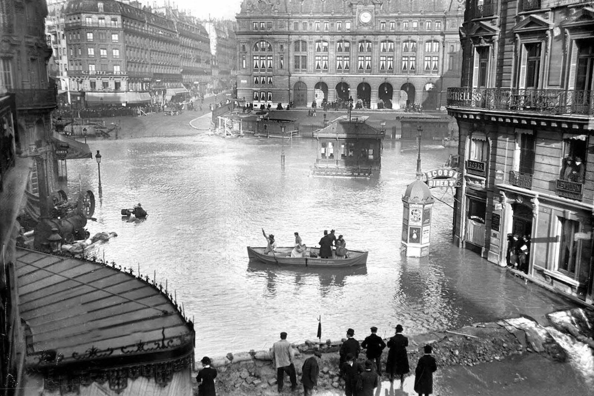 В края на януари 1910 г. след месеци на обилни валежи във Франция, в Париж река Сена пълни канализационните канали, тунелите на метрото, проправя си път до мазетата на хората и пропива напълно почвата.
За разлика от близките градчета, в които буйната река излиза от коритото си и залива всичко заобикалящо я, в Париж тя сякаш извира от самия град, за да го наводни.
За 10 дни водата достига до най-високото си ниво, а на 35-ия изчезва напълно. За щастие наводнението не отнема нито един живот. За сметка на това нанася щети на стойност над 400 млн. франка, равняващи се днес на 1.5 млрд.