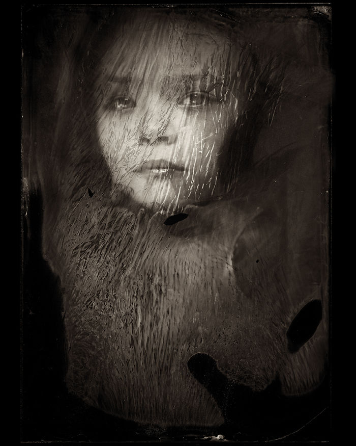 На пръв поглед това са едни от най-страшните детски портрети, които човек може да види. Ако се вгледа в очите на децата, в чертите им, във всичко заобикалящо - ще си даде сметка, че ужасът е вследствие на светлосенки и ефекти, не на друго. Испанската фотографка Жаклин Робертс решава да използва фотоапарат от XIX в. в днешната дигитална ера.