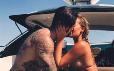 Играч на Ливърпул с жест към зашеметяващата си половинка