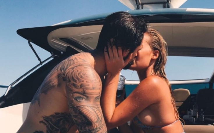 Играч на Ливърпул с жест към зашеметяващата си половинка