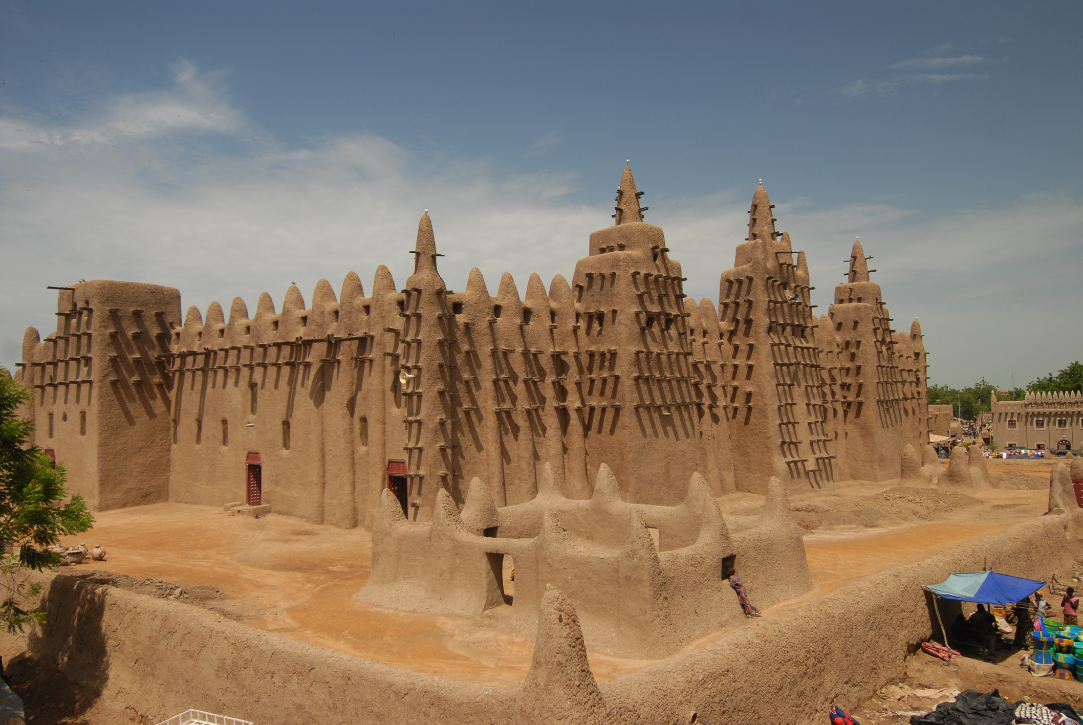 Голямата джамия в Джене е най-голямата сграда от кирпич в света, смятана от много архитекти за най-голямото постижение на Судано-сахелския архитектурен стил, макар и с определено ислямско влияние. Джамията се намира в град Джене, Мали