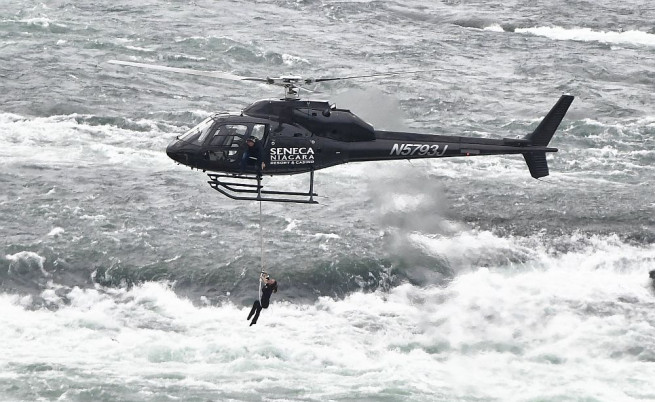 Впечатляваща въздушна акробатика над Ниагарския водопад