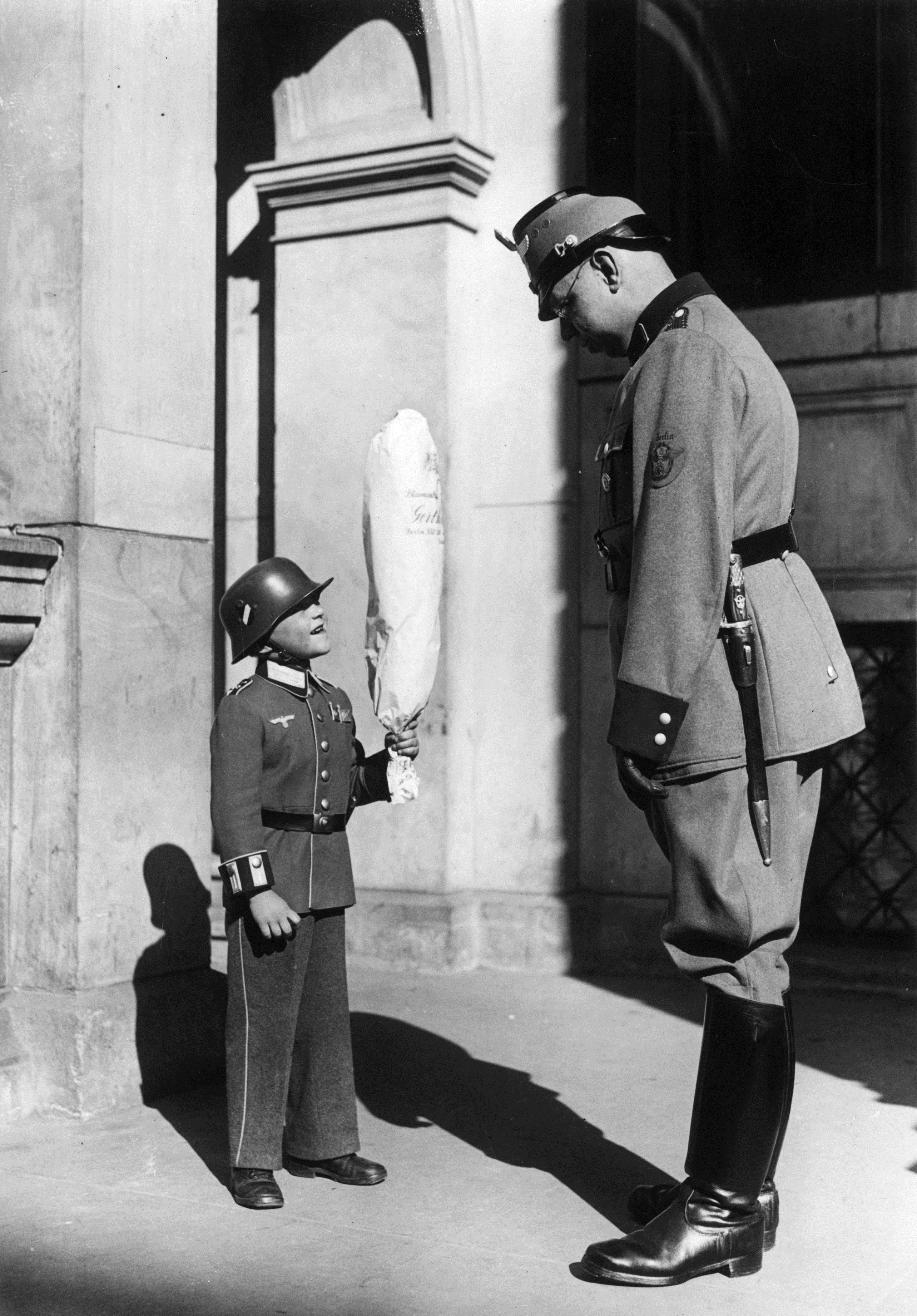 20 април 1940 г.: Най-малкият нацистки войник иска да даде букет цветя на своя „скъп“ фюрер лично.