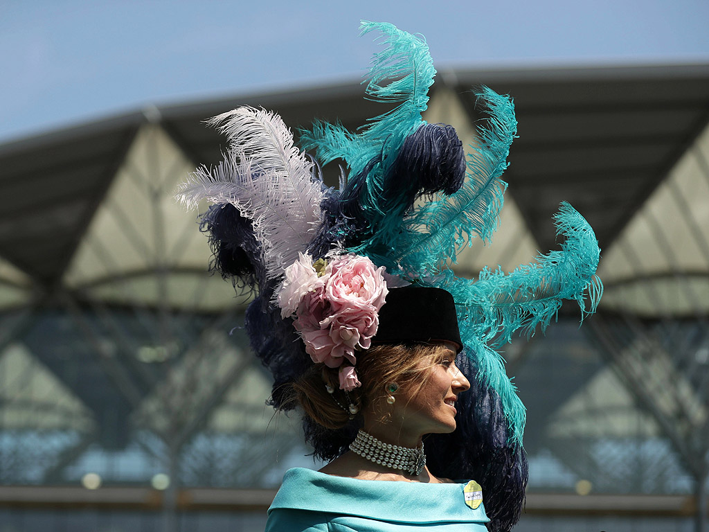 Почитатели на конните надбягвания, пристигат в деня на откриването на Royal Ascot близо до Лондон, Великобритания. Фестивалът на конните надбягвания в Аскот е чакан не само от господата, но и от дамите, които месеци по-ранo стягат своите тоалети. През 2012 година Аскот представи нов списък от шивашки правила, които включват забрана на малките шапчици в стил Кейт Мидълтън, както и носенето на рокли без презрамки навсякъде в парка.