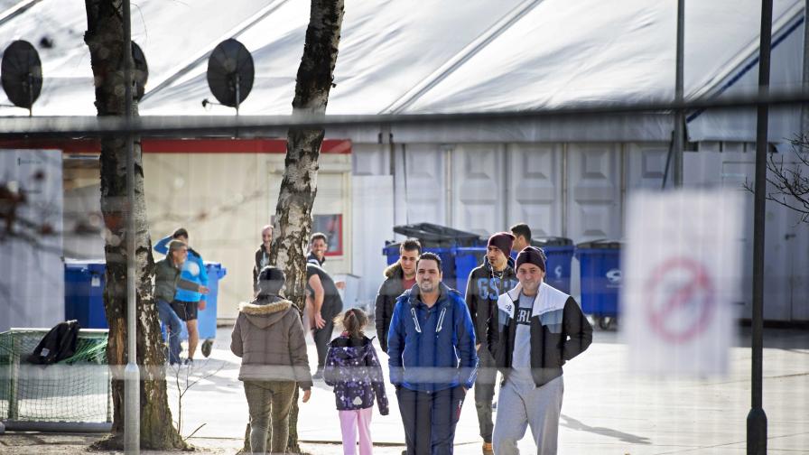 Бежанци се разхождат в специален център в Холандия