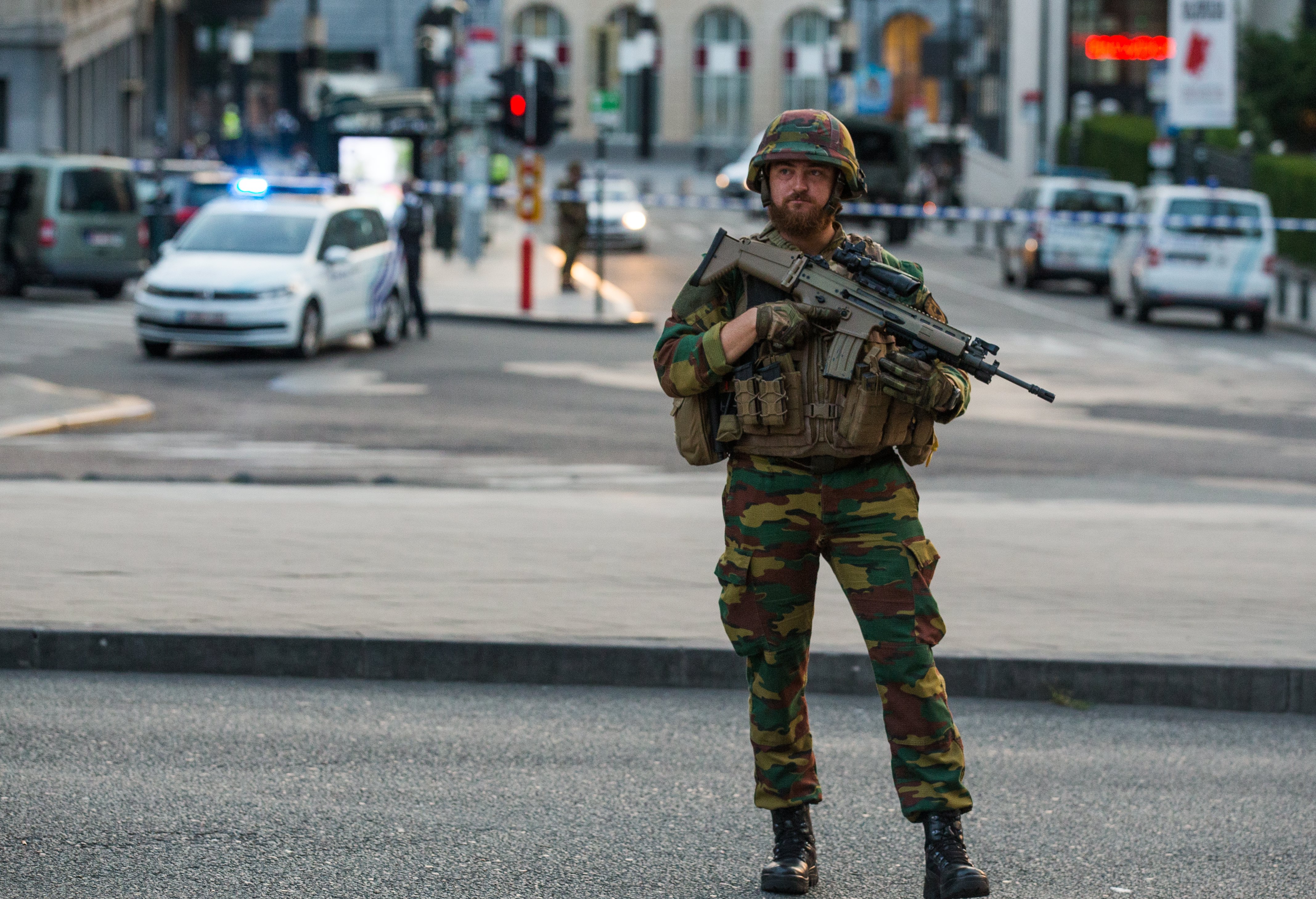Силите за сигурност в белгийската столица оградиха централната гара и площад "Гран Плас". Те бяха евакуирани след предполагаем опит за атентат на гарата.