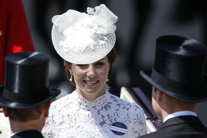 Очарователният юнски тоалет на Кейт Мидълтън - снимка 56