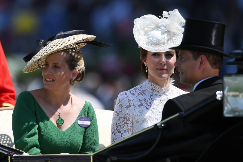 <p>Принц Уилям и Кейт Мидълтън бяха сред специалните гости на кралица Елизабет II в първия ден от кралските конни състезания. Разбира се, и двамата изглеждаха невероятно, зашеметяващо, възхитително.</p>