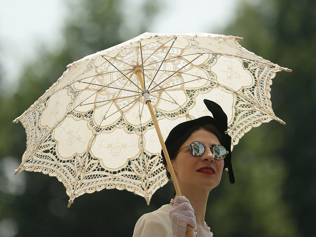 Почитатели на конните надбягвания, пристигат за втория ден на Royal Ascot близо до Лондон, Великобритания. Фестивалът на конните надбягвания в Аскот е чакан не само от господата, но и от дамите, които месеци по-ранo стягат своите тоалети. През 2012 година Аскот представи нов списък от шивашки правила, които включват забрана на малките шапчици в стил Кейт Мидълтън, както и носенето на рокли без презрамки навсякъде в парка.