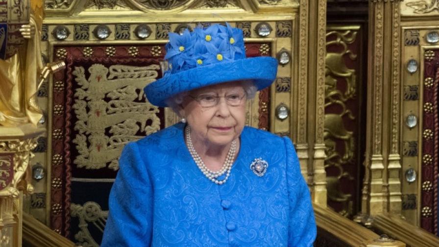 Кралица Елизабет II с шапка, която разбуни социалните мрежи