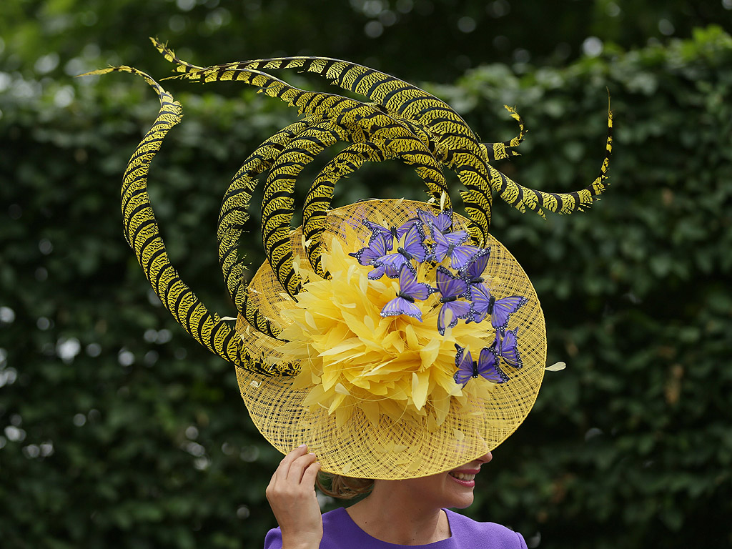 Почитатели на конните надбягвания, пристигат за третия ден на Royal Ascot близо до Лондон, Великобритания. Фестивалът на конните надбягвания в Аскот е чакан не само от господата, но и от дамите, които месеци по-ранo стягат своите тоалети. През 2012 година Аскот представи нов списък от шивашки правила, които включват забрана на малките шапчици в стил Кейт Мидълтън, както и носенето на рокли без презрамки навсякъде в парка.