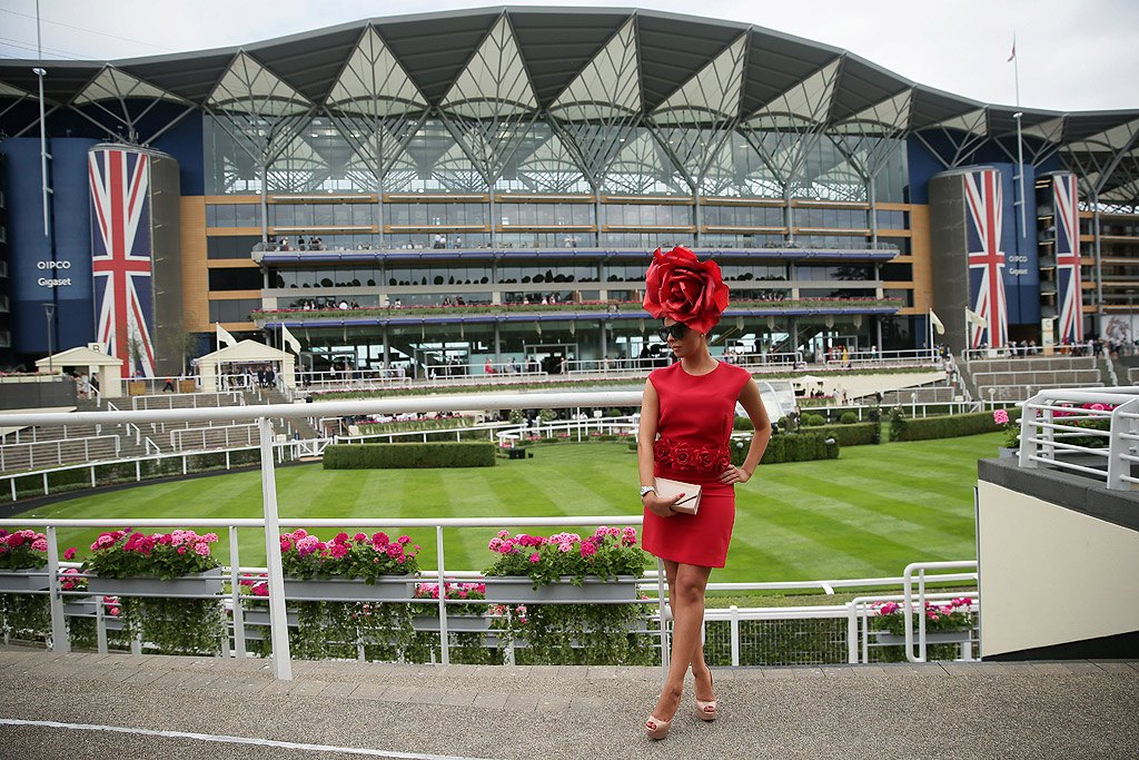 Почитатели на конните надбягвания, пристигат за третия ден на Royal Ascot близо до Лондон, Великобритания. Фестивалът на конните надбягвания в Аскот е чакан не само от господата, но и от дамите, които месеци по-ранo стягат своите тоалети. През 2012 година Аскот представи нов списък от шивашки правила, които включват забрана на малките шапчици в стил Кейт Мидълтън, както и носенето на рокли без презрамки навсякъде в парка.