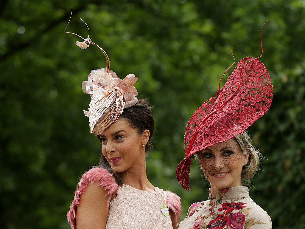 Почитатели на конните надбягвания, пристигат за третия ден на Royal Ascot близо до Лондон, Великобритания. Фестивалът на конните надбягвания в Аскот е чакан не само от господата, но и от дамите, които месеци по-ранo стягат своите тоалети. През 2012 година Аскот представи нов списък от шивашки правила, които включват забрана на малките шапчици в стил Кейт Мидълтън, както и носенето на рокли без презрамки навсякъде в парка.