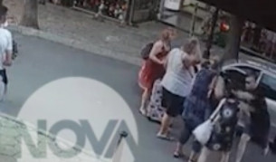 Шофьор с юмрук в главата на туристка в Несебър