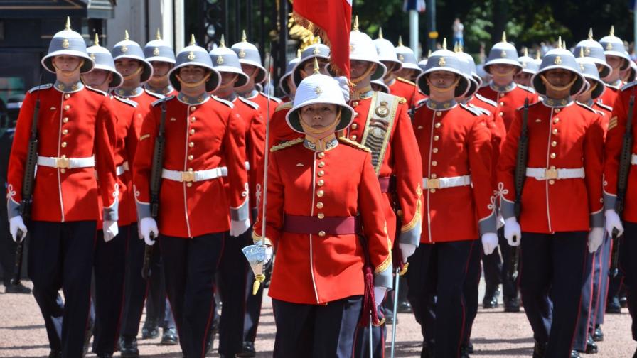 За пръв път: Жена води смяната на кралския караул пред Бъкингамския дворец