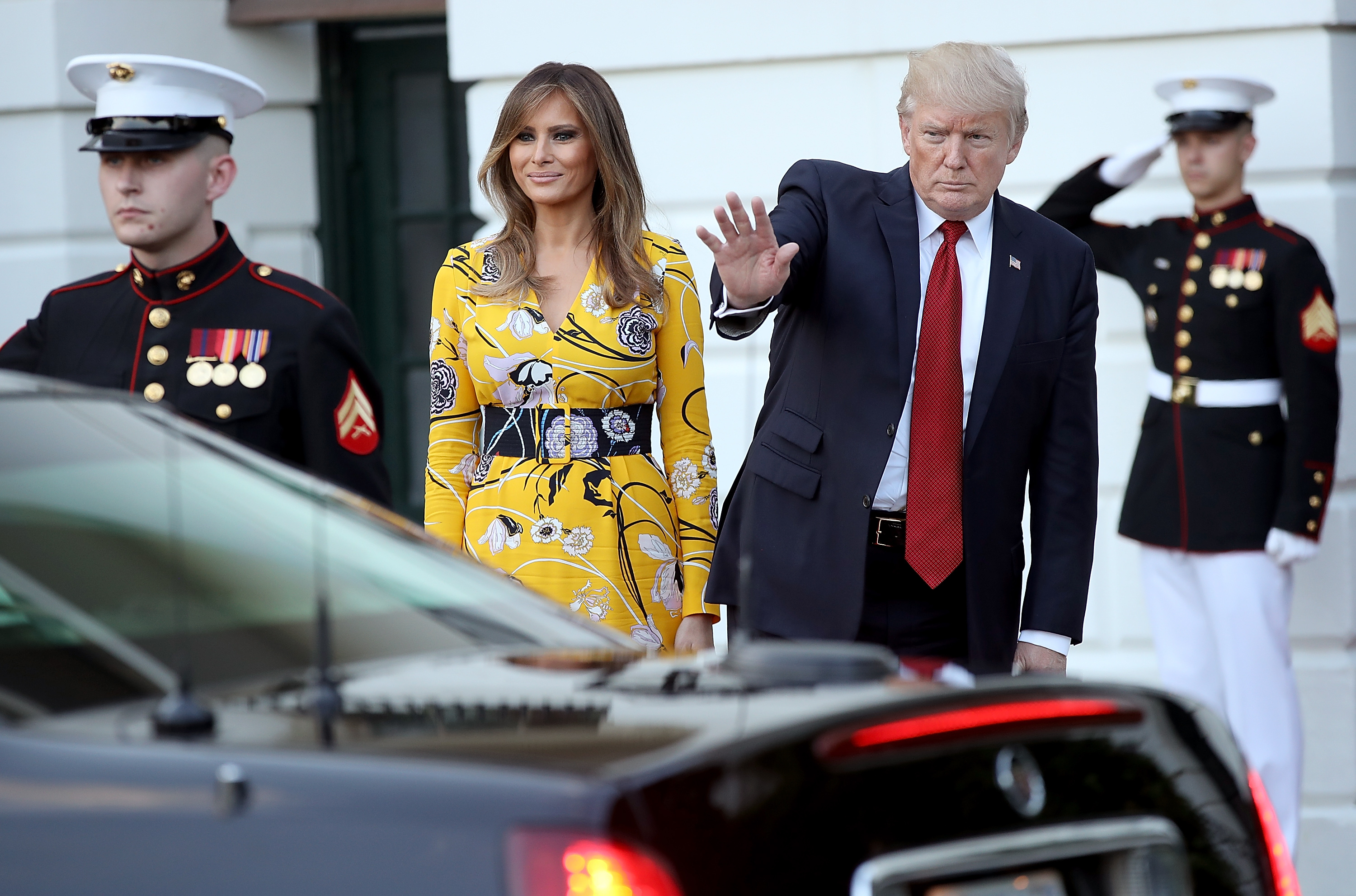 Мелания Тръмп блесна с ярка рокля на официална среща в Белия дом. Първата дама на САЩ избра жълта рокля с флорални мотиви за разговора с индийския премиер Нарендра Моди.