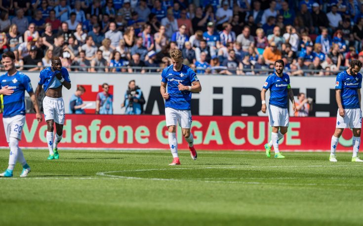 Германски отбор раздава безплатни абонаментни карти на бедни