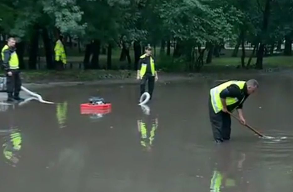 Гръмотевични бури, градушки и усилени валежи обхванаха страната само ден след опасните жеги.