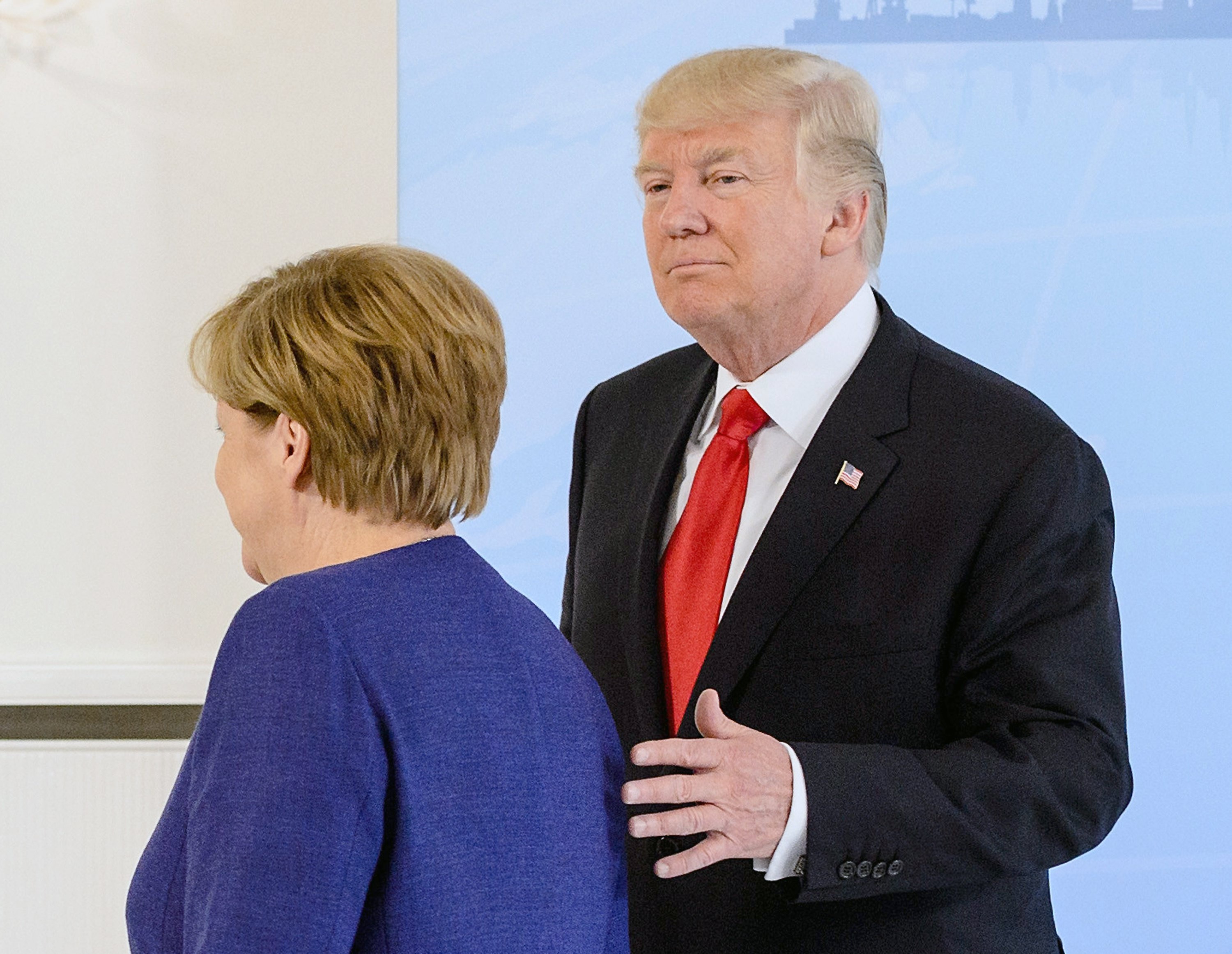 При първата среща между двамата през март Тръмп не се ръкува с гостенката си в Овалния кабинет. Сега двамата си стиснаха ръцете, но нито единия не изглеждаше искрено доволен от това.