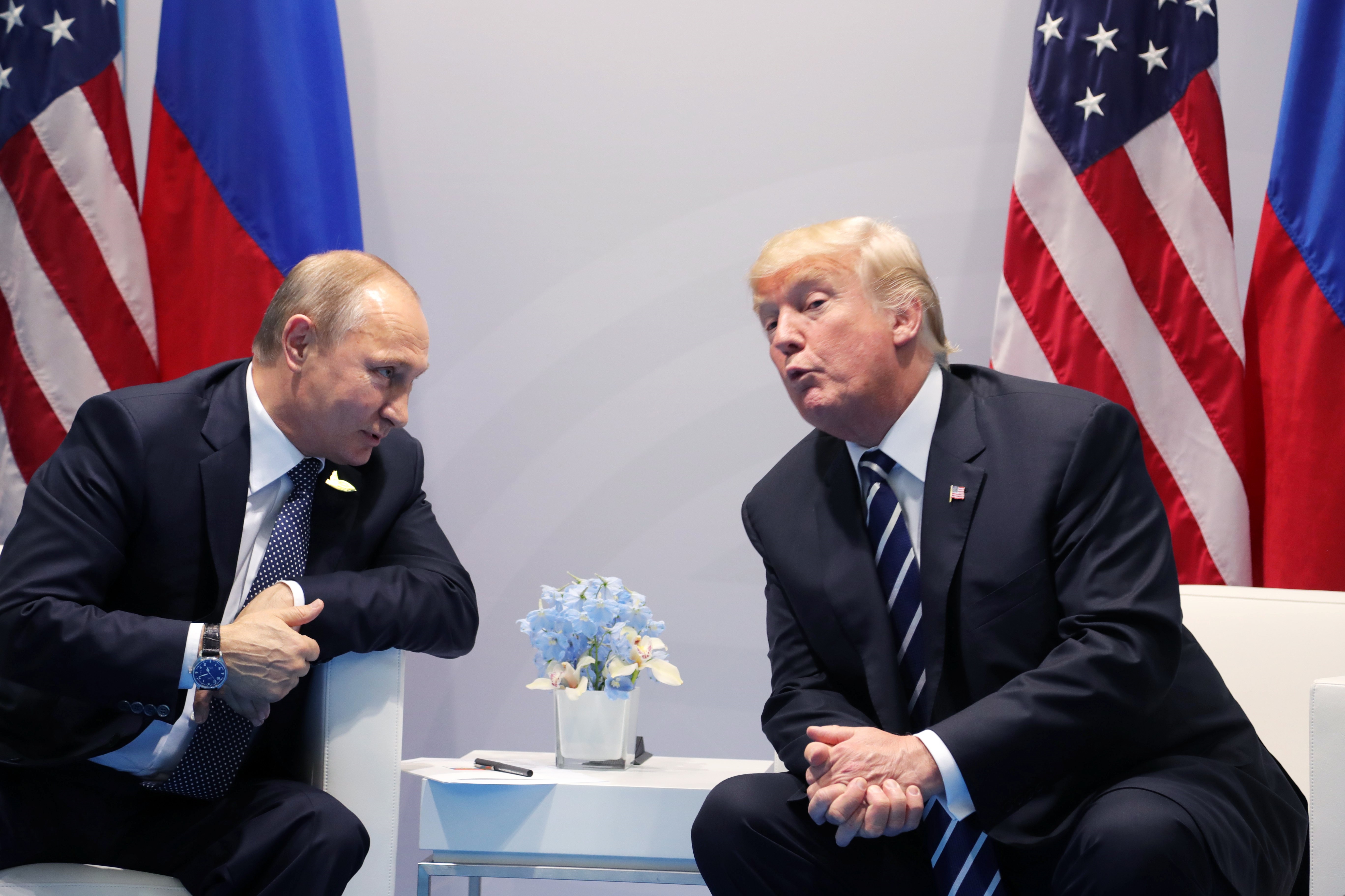В петък започна двудневната среща на Г-20. Най-чаканото събитие бе срещата на очи в очи на Путин и Тръмп. Вижте обаче срещите, макар и не на четири очи, на съпругите на Тръмп и Макрон, както и срещата на Мелания и Путин.